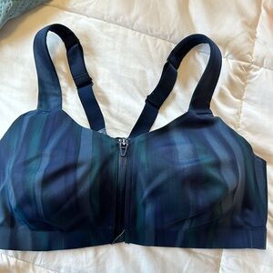 NWOT. Victoria’s Secret Knockout  Front Close Sports Bra. Size 36D.